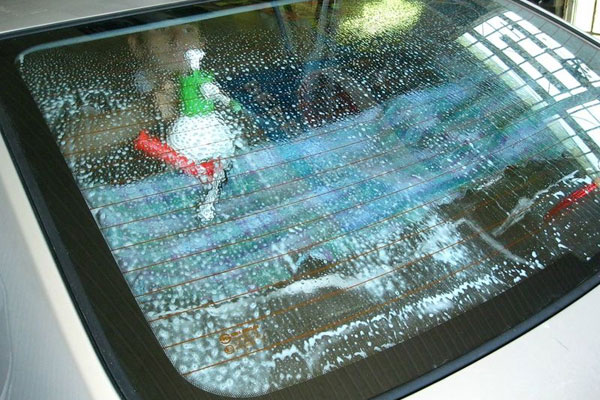 Как клеить солнцезащитную пленку на лобовое стекло автомобиля